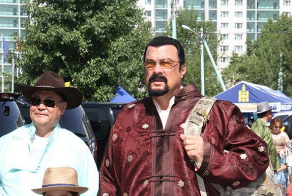 Стивен Сигал “наадамлахаар иржээ”